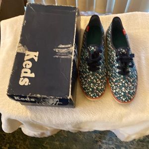 Woman’s kids, casual sneakers, green red and white brand new they were limited